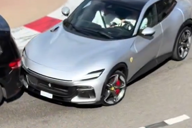 Leclerc bate com o seu Ferrari em Mónaco... no trânsito