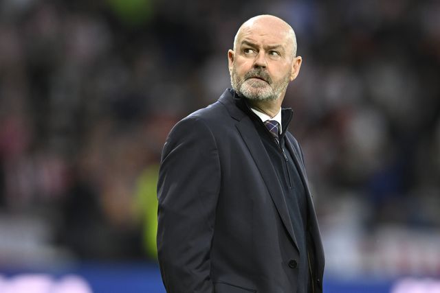 Selecionador da Escócia revoltado com a demora para chegar ao Estádio da Luz