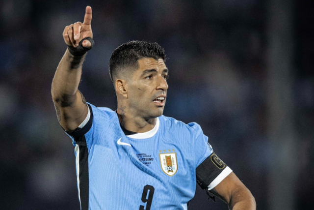 Suárez emocionado com homenagens na despedida do Uruguai