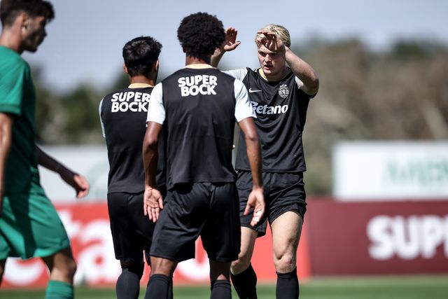 Conrad Harder em ação na vitória do Sporting em jogo-treino