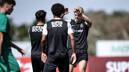 Conrad Harder em ação na vitória do Sporting em jogo-treino