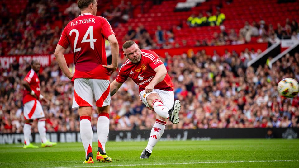 VÍDEO: Rooney regressa a Old Trafford e faz golaço de livre