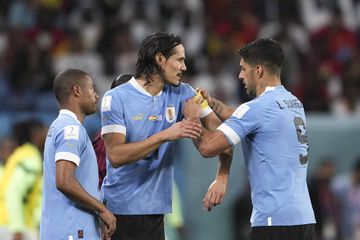 Cavani despede-se de Suárez e dedica-lhe uma canção