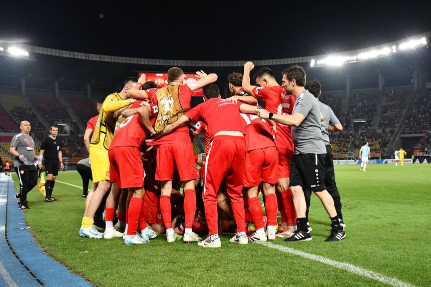 Jogadores da Macedónia do Norte a celebrarem um golo
