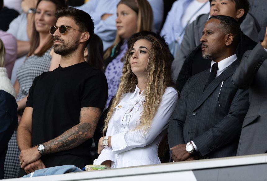 Rúben Neves e Rute Cardoso no estádio do Wolverhampton