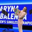 Aryna Sabalenka com troféu do US Open