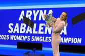 Aryna Sabalenka com troféu do US Open