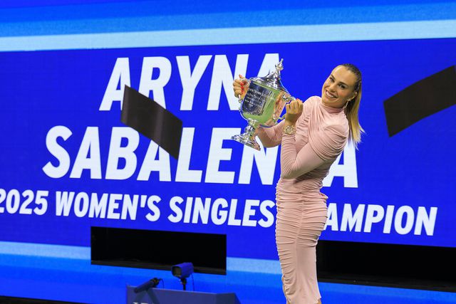Aryna Sabalenka com troféu do US Open