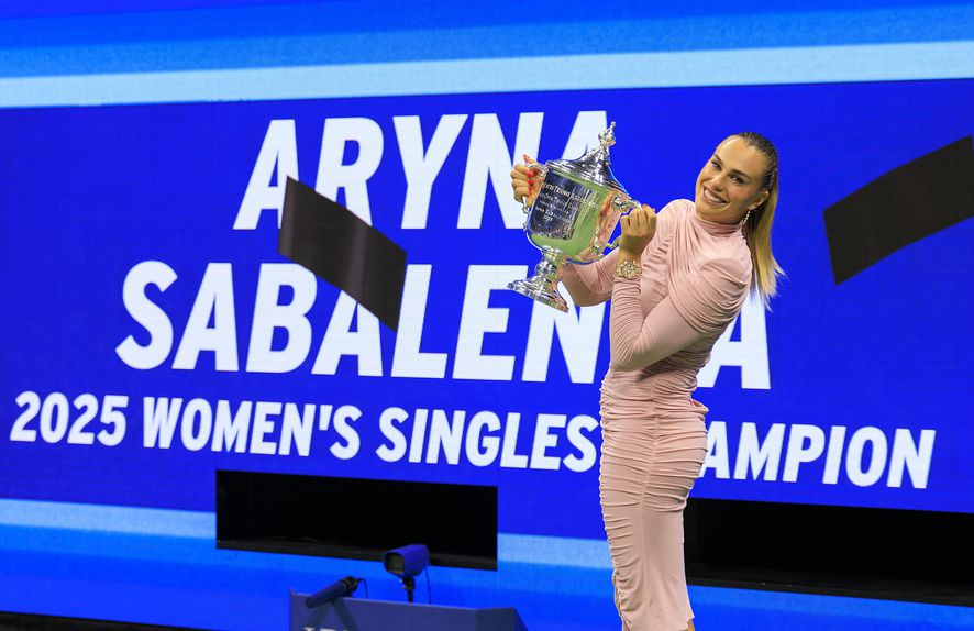Aryna Sabalenka com troféu do US Open
