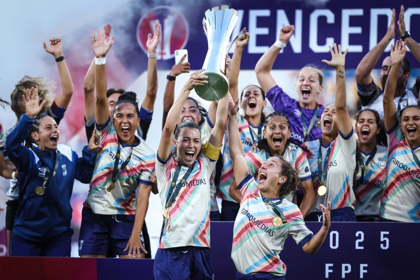 Carolina Correia levantou bem alto o troféu referente à conquista da Supertaça