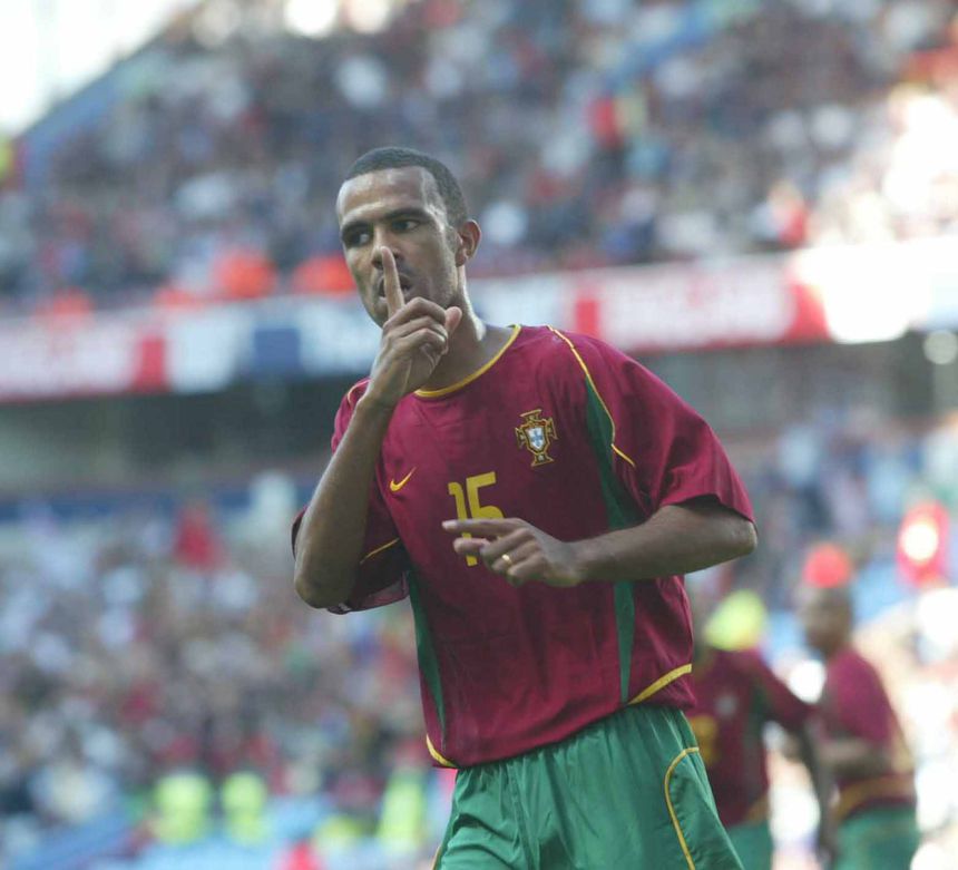 Costinha, com o gesto de mandar calar os adeptos, celebra o golo que deu o empate a Portugal em Inglaterra a 7 de setembro de 2002