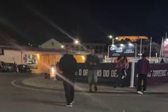 A festa das jogadoras do Torreense com os adeptos à chegada a Torres Vedras