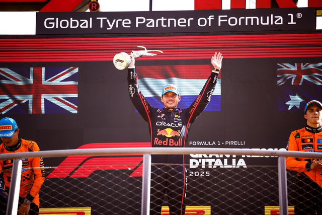 Max Verstappen com o prémio de vencedor do GP de Monza em 2025