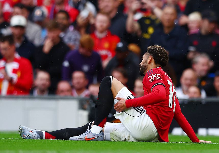 Matheus Cunha saiu lesionado do encontro com o Burnley
