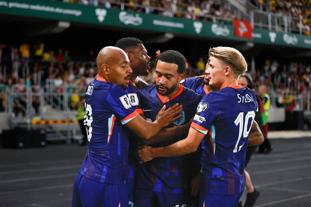 Jogadores dos Países Baixos a celebrarem o bis de Depay