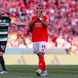 Imagem da final da Taça de Portugal de 2024/2025 com Morten Hjulmand, capitão do Sporting, a gesticular e Pavlidis, avançado do Benfica, incrédulo após desperdiçar oportunidade de golo