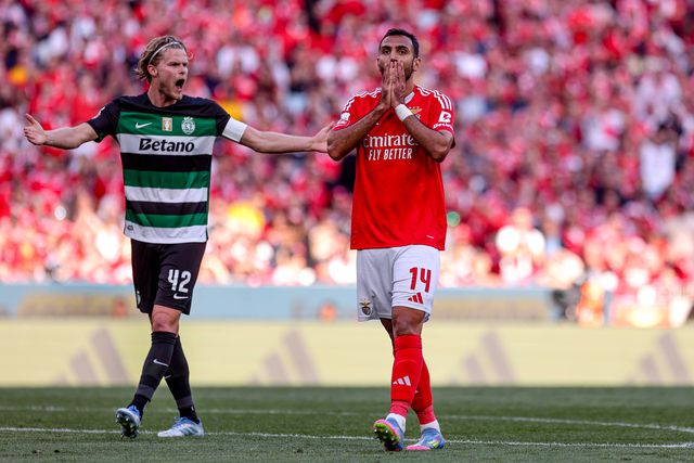 Imagem da final da Taça de Portugal de 2024/2025 com Morten Hjulmand, capitão do Sporting, a gesticular e Pavlidis, avançado do Benfica, incrédulo após desperdiçar oportunidade de golo