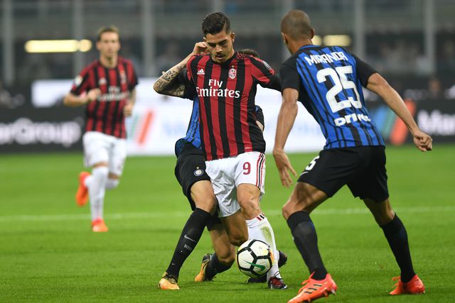 André Silva com o 9 do Milan (IMAGO)