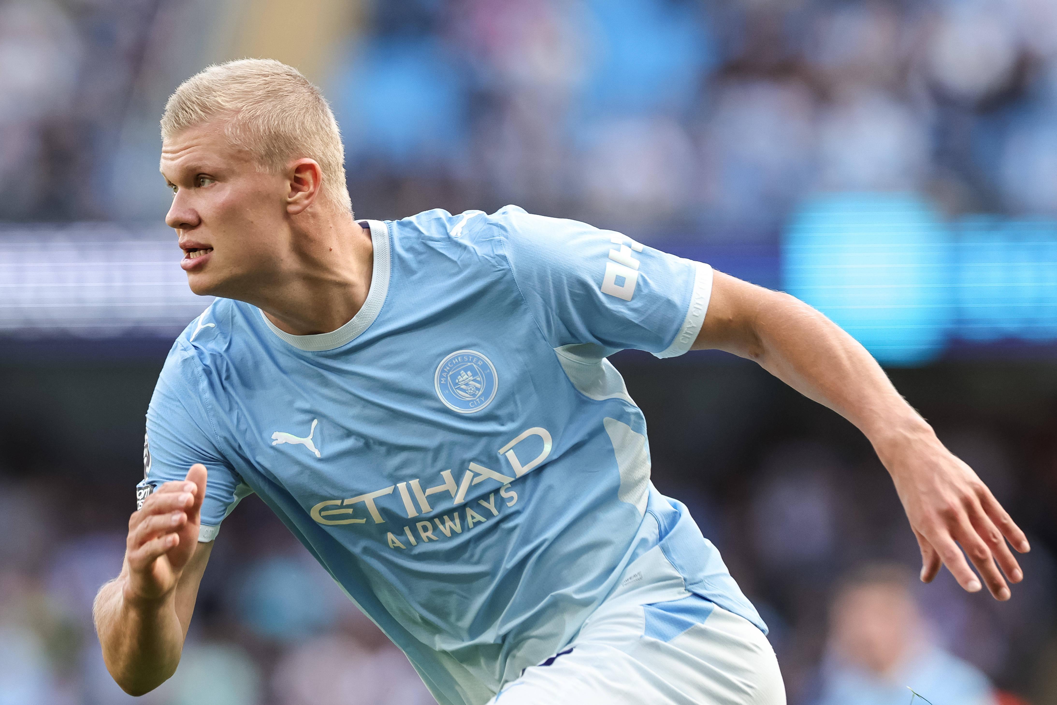 Erling Haaland fez furor ao livrar-se do cabelo longo, optando por um corte curto no regresso ao Man. City - Foto: IMAGO