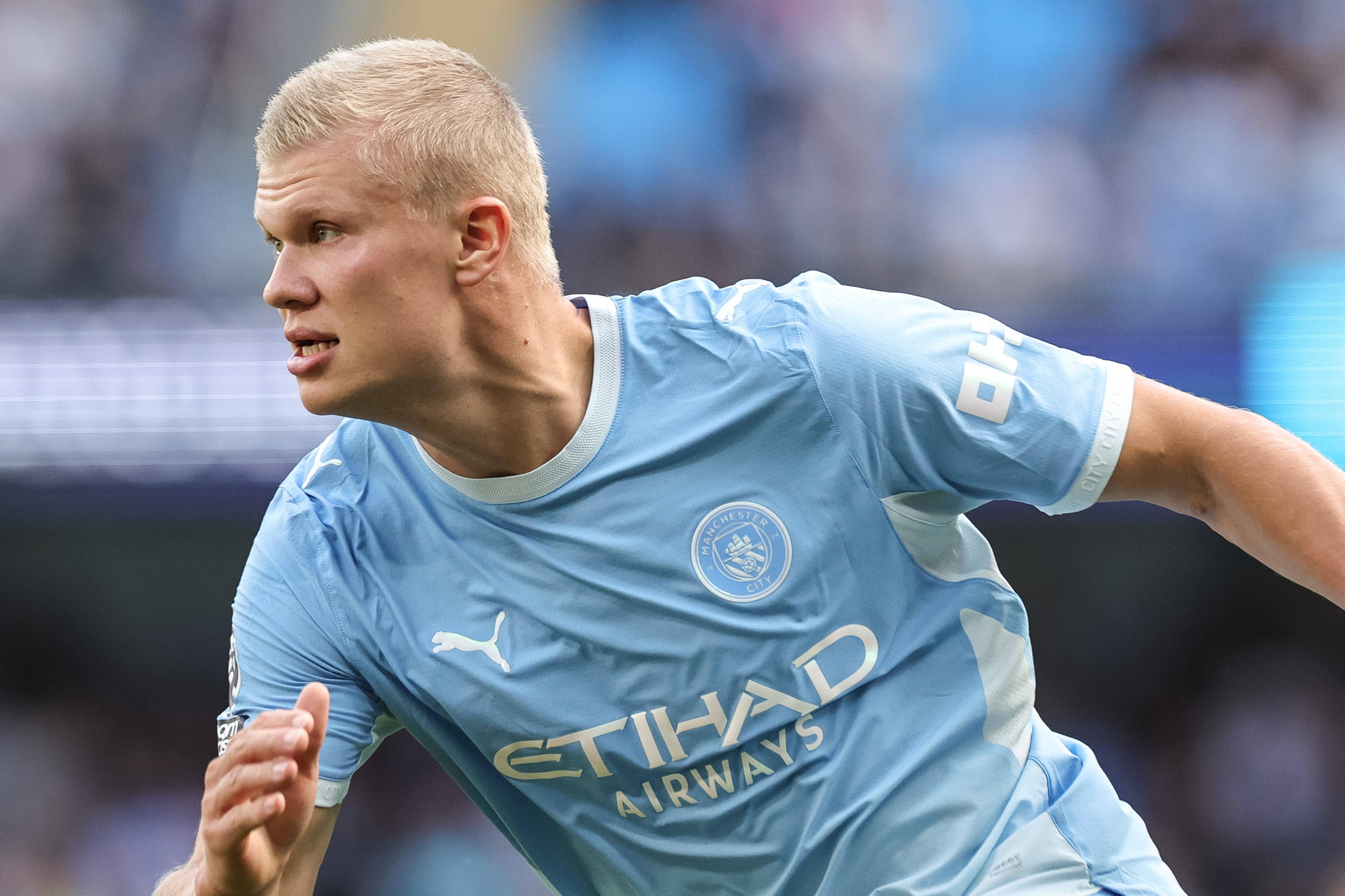 Erling Haaland fez furor ao livrar-se do cabelo longo, optando por um corte curto no regresso ao Man. City - Foto: IMAGO