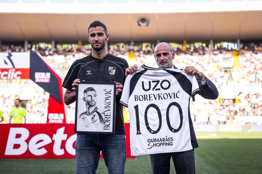 Borevkovic com a camisola comemorativa dos 100 jogos. Foto: Vitória de Guimarães