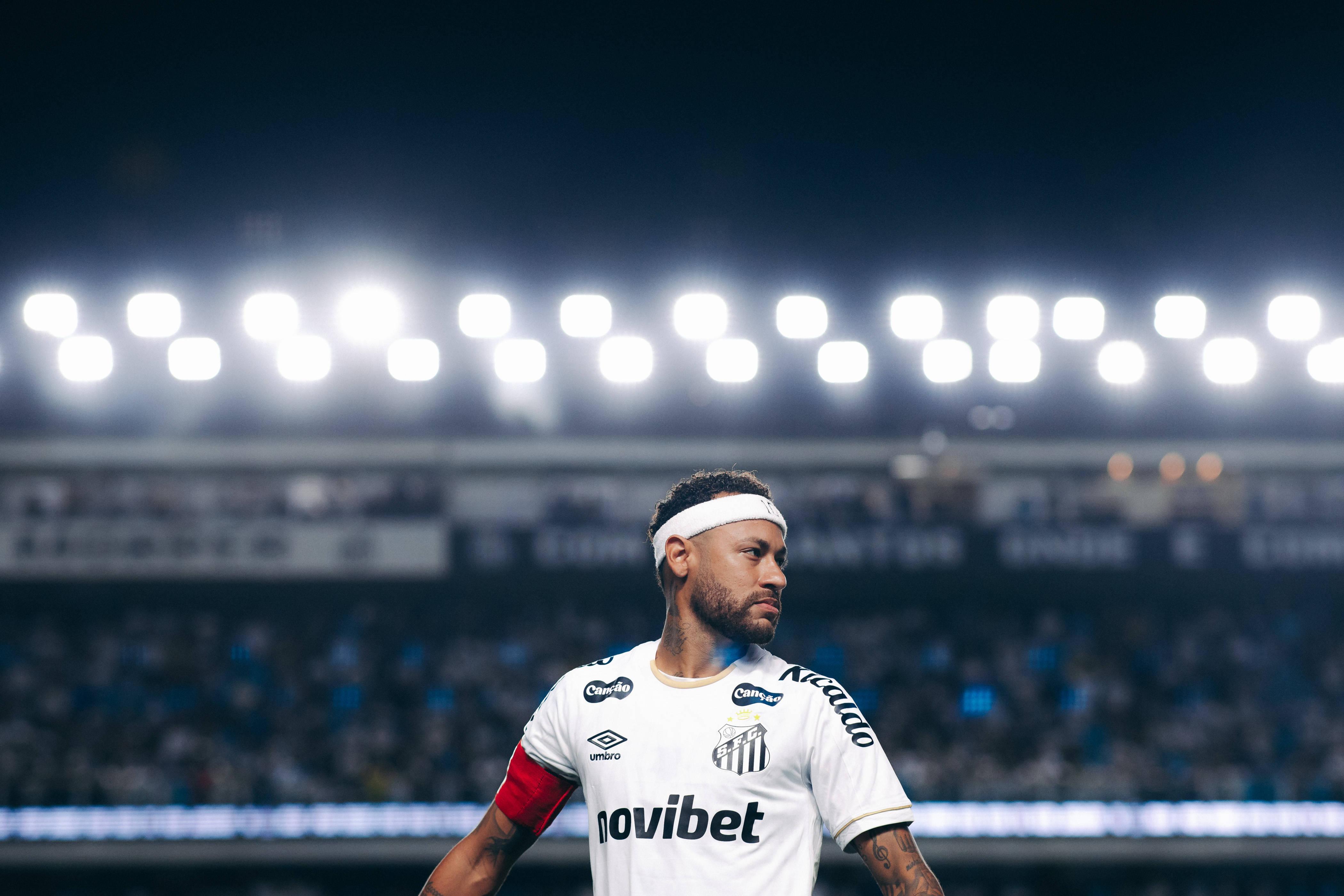 Neymar com visual diferente no Santos - Foto: IMAGO