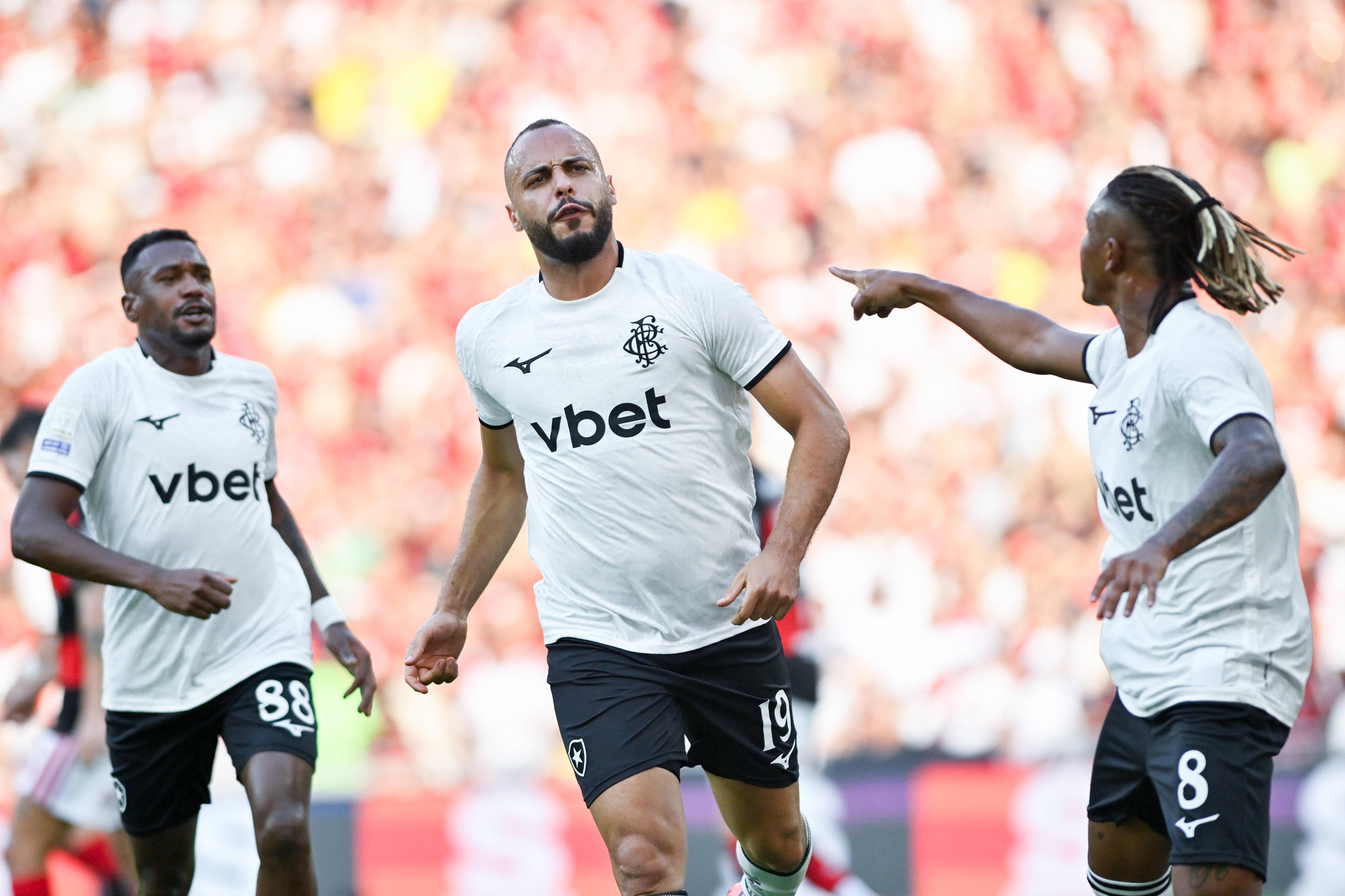 Arthur Cabral a festejar um golo ao Flamengo que viria a ser anulado