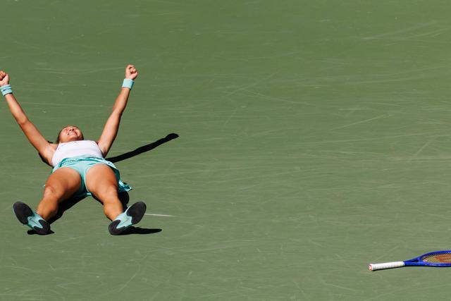 Qinwen Zheng celebra a vitória frente a Iga Swiatek    Fotografia Imago