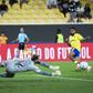 Neste lance foi Rafik Guitane quem não conseguiu bater Arruaberrena (Foto José Sena Goulão/LUSA)
