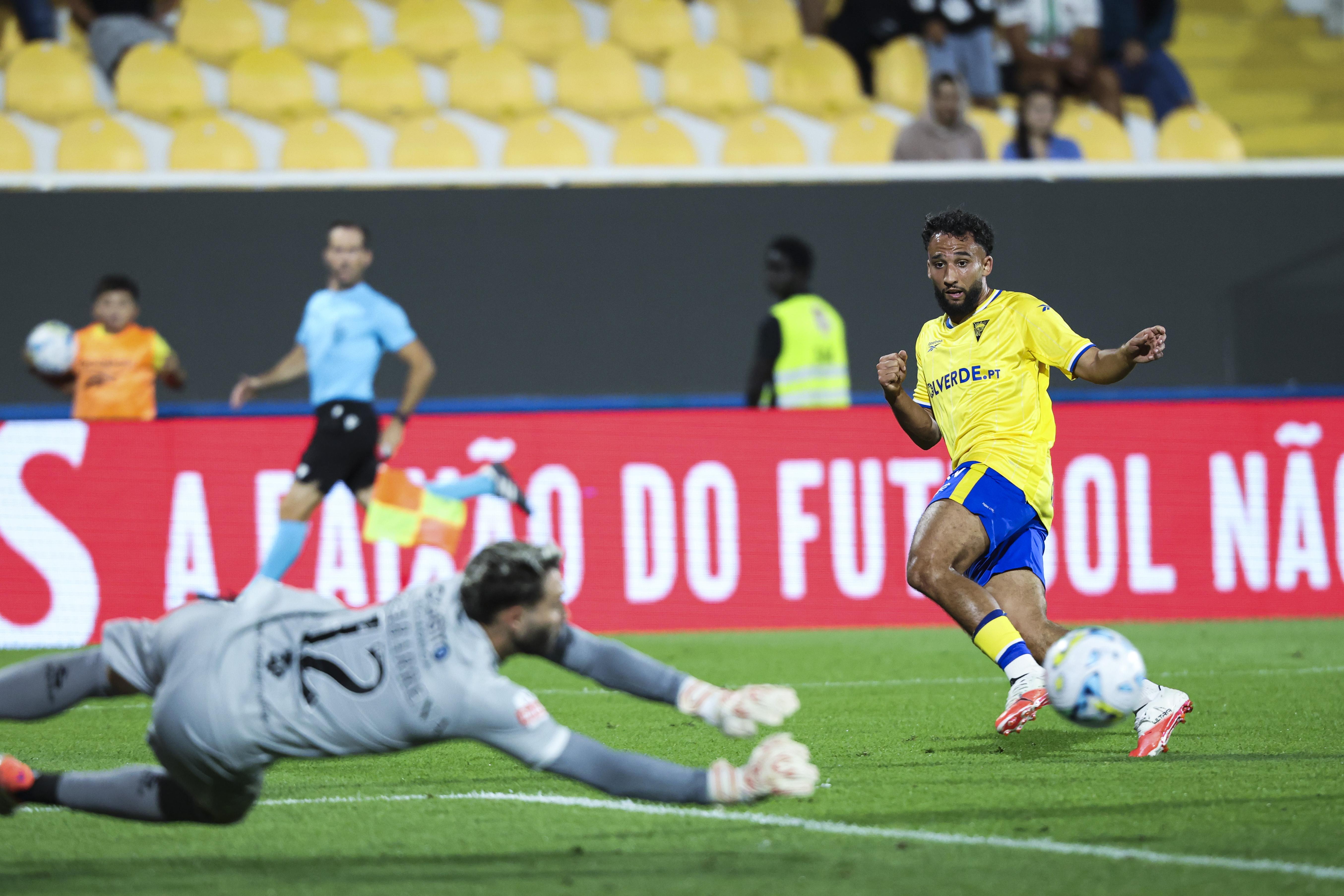 Neste lance foi Rafik Guitane quem não conseguiu bater Arruaberrena (Foto José Sena Goulão/LUSA)