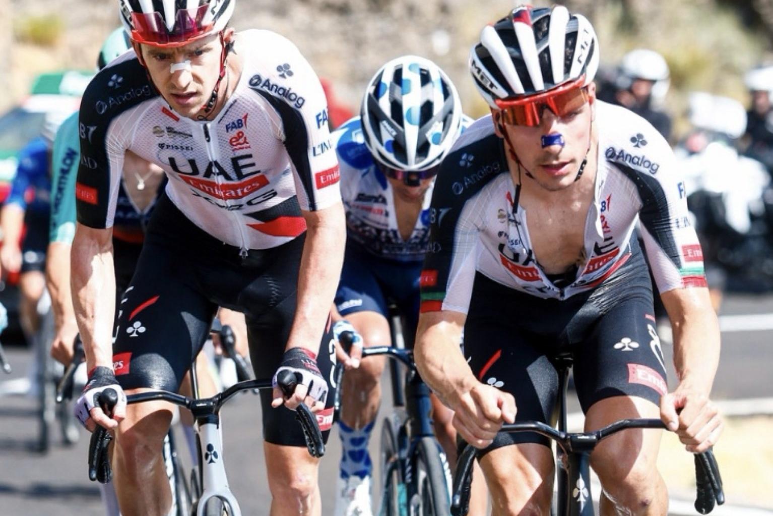 João Almeida (à direita na imagem) durante a etapa 12 da Vuelta