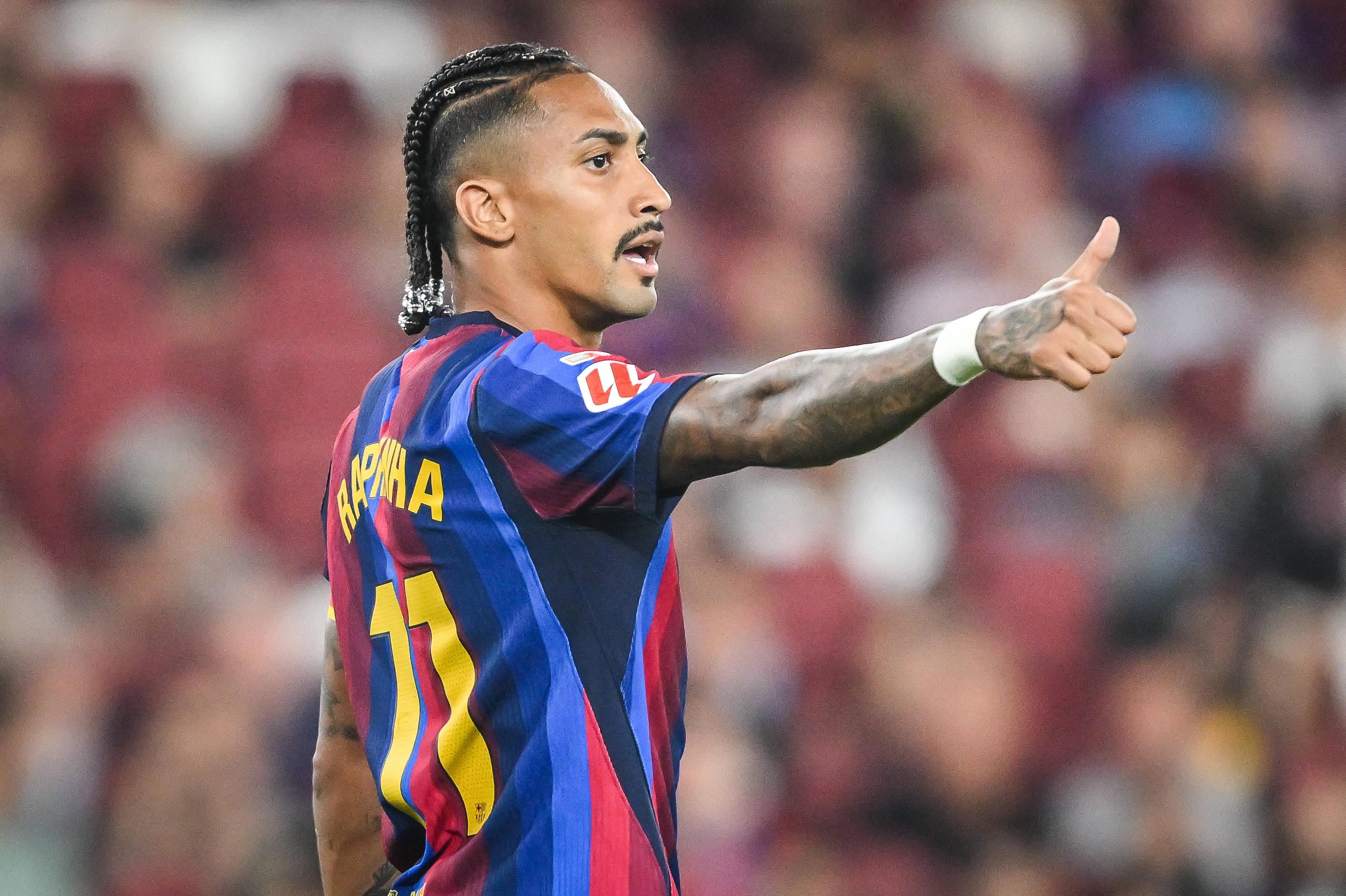 Raphinha abdicou do cabelo loiro e da pera com que apareceu no Mundial ao serviço do Brasil, optando pelas tranças na cor natural e bigode no regresso ao Barcelona - Foto: IMAGO