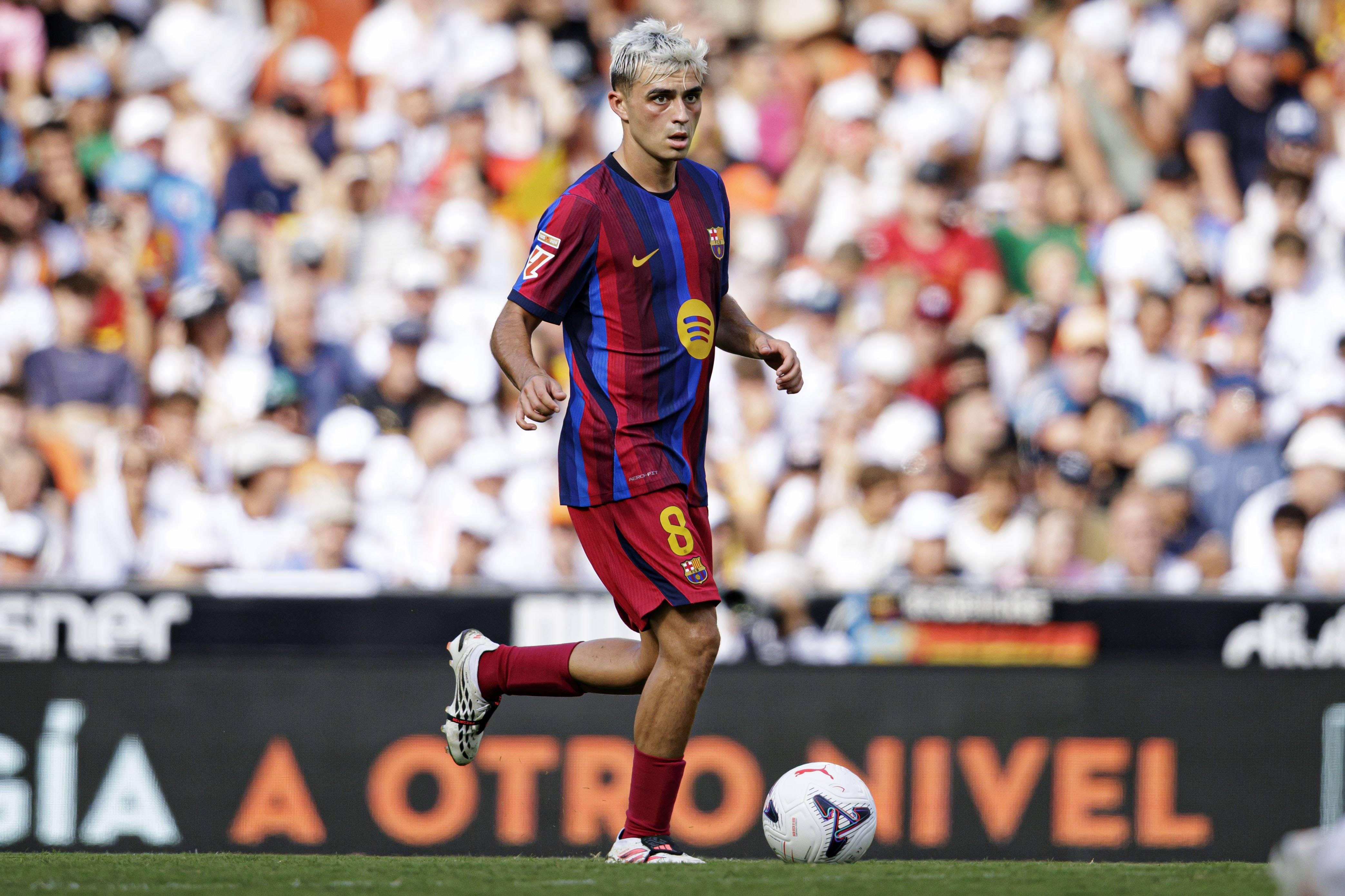 Após o Mundial, Pedri voltou ao Barcelona e aderiu à moda do cabelo platinado - Foto: IMAGO