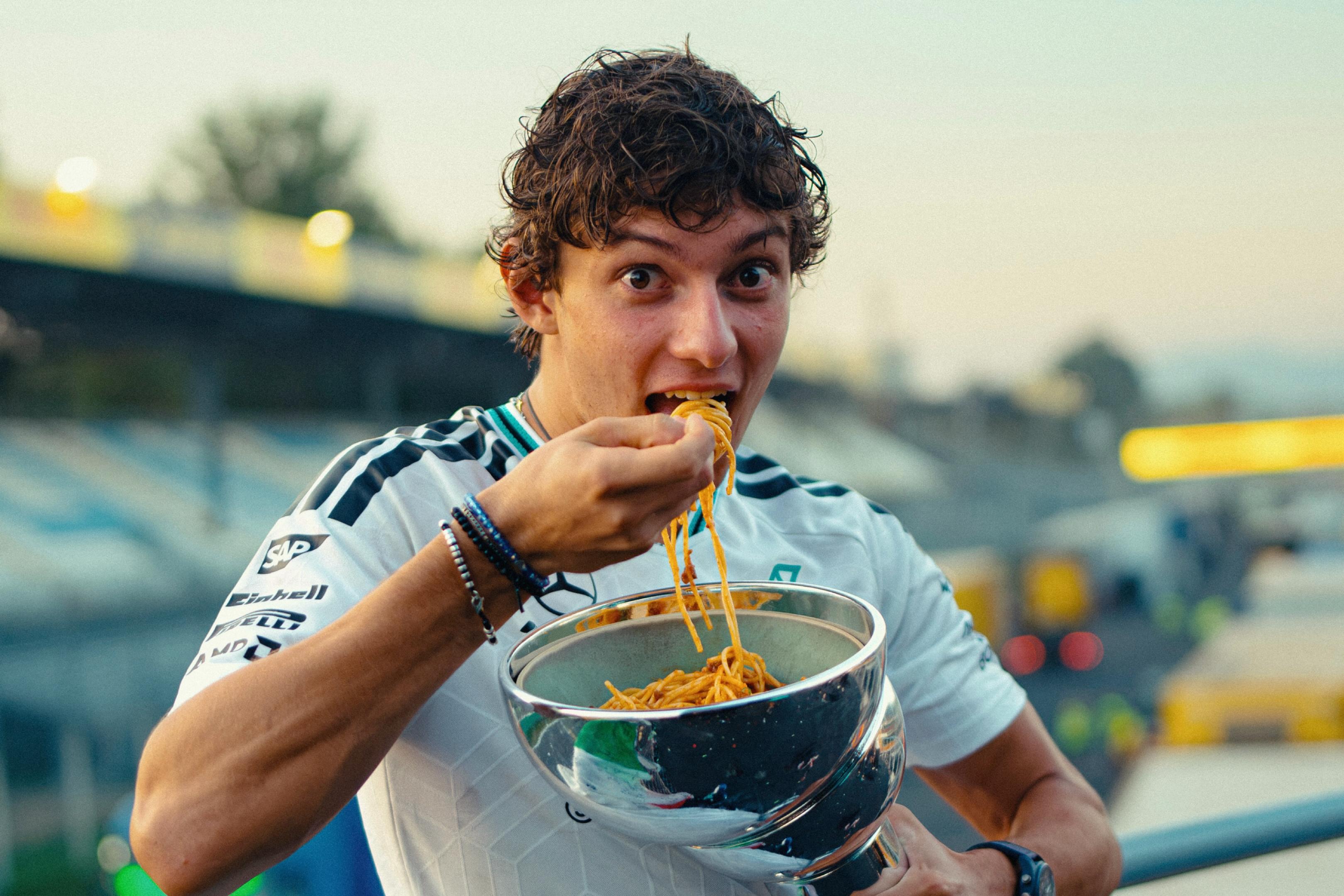 Kimi Antonelli, vencedor do GP de Monza em 2026, a comer massa do troféu - Foto: @kimi.antonelli