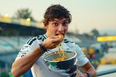 Kimi Antonelli, vencedor do GP de Monza em 2026, a comer massa do troféu - Foto: @kimi.antonelli