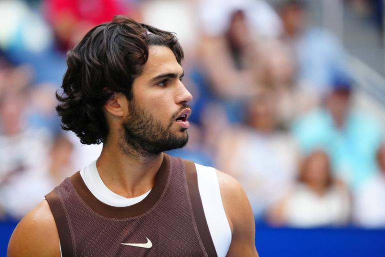 Depois de ausência por lesão, Carlos Alcaraz regressou à competição no US Open e com novidades no visual: o tenista espanhol deixou crescer o cabelo - Foto: IMAGO
