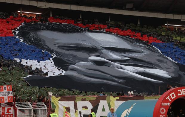 Tifo de Ratko Mladic no Estrela Vermelha-Partizan