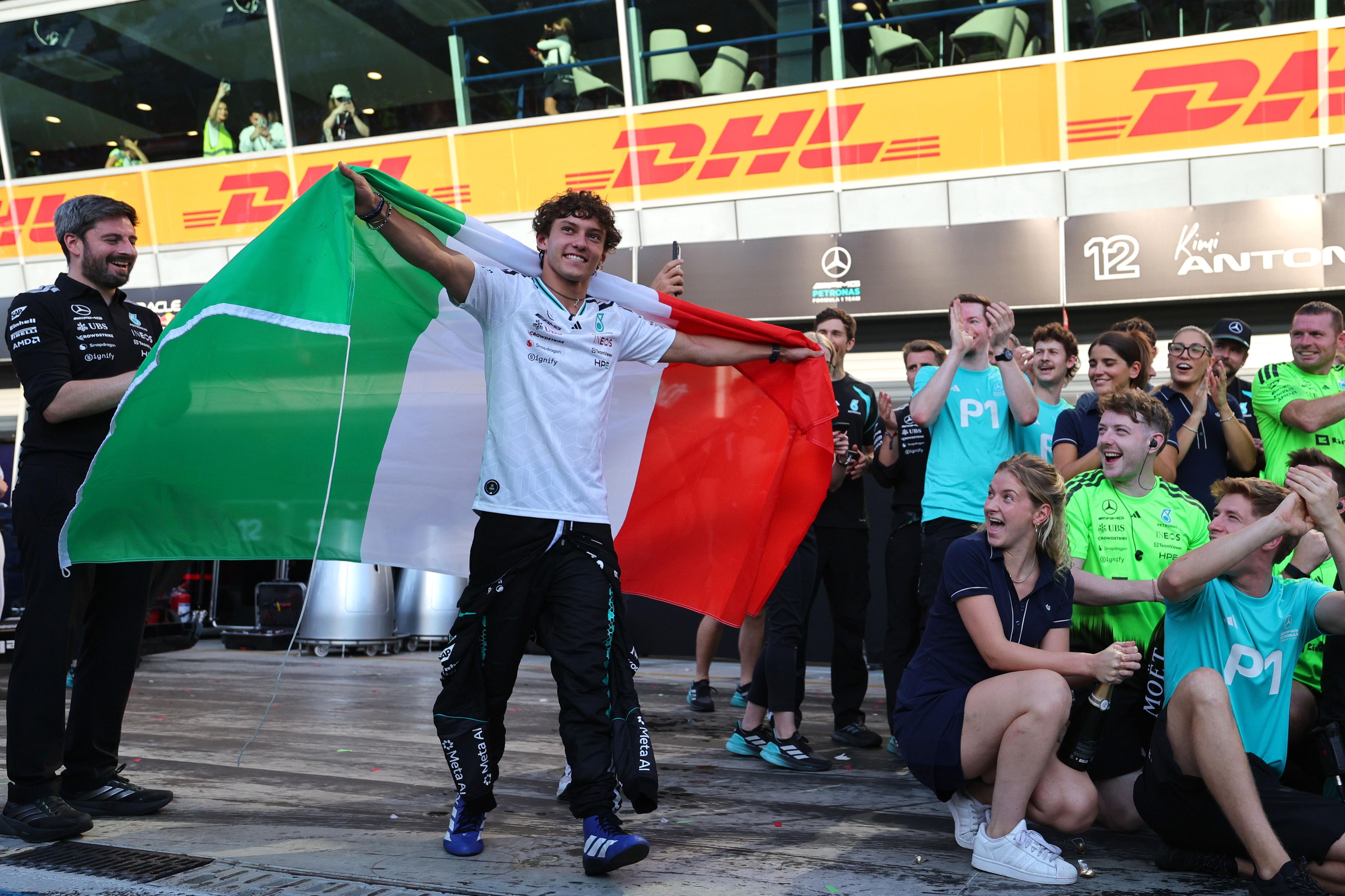 Andrea Kimi Antonelli celebra, em Monza, a sétima vitória da temporada     Fotografia Anna Szilagyi/Lusa