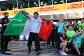 Andrea Kimi Antonelli celebra, em Monza, a sétima vitória da temporada     Fotografia Anna Szilagyi/Lusa