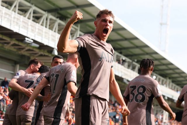 Tottenham vence Luton e continua invencível na Premier League