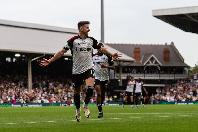 Fulham vence em jogo com lesão horripilante