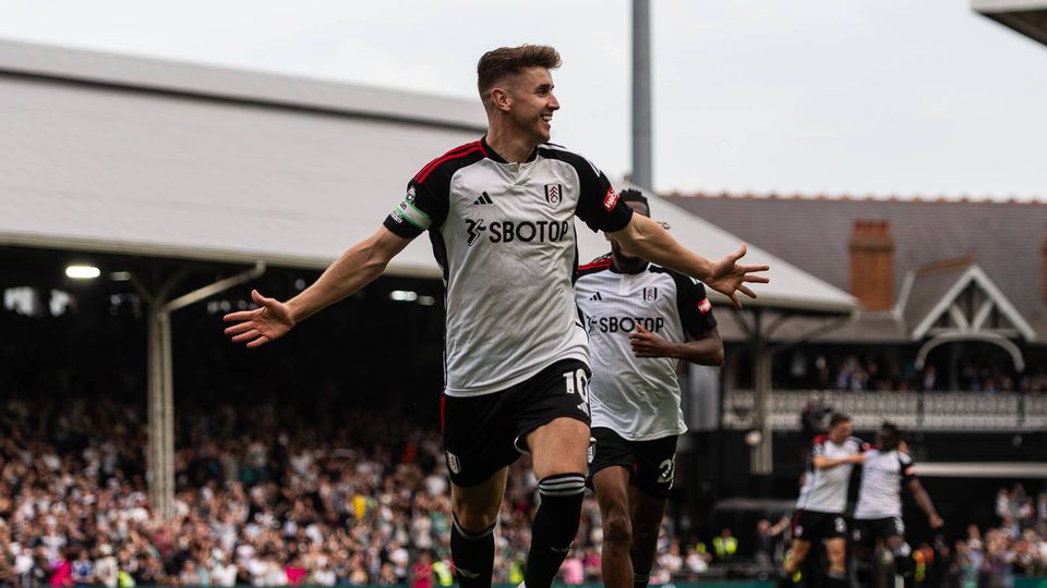 Fulham vence em jogo com lesão horripilante