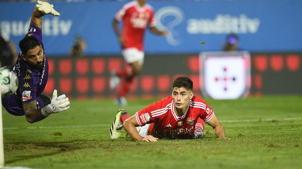 Vídeo: António Silva decide Estoril-Benfica com golo aos 90+3