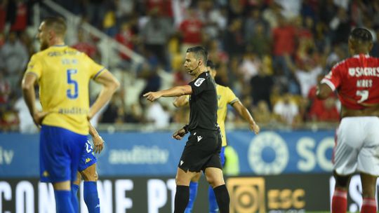 Vídeo: penálti favorável ao Benfica revertido após recurso ao VAR