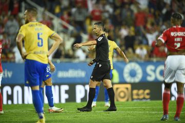 Vídeo: penálti favorável ao Benfica revertido após recurso ao VAR