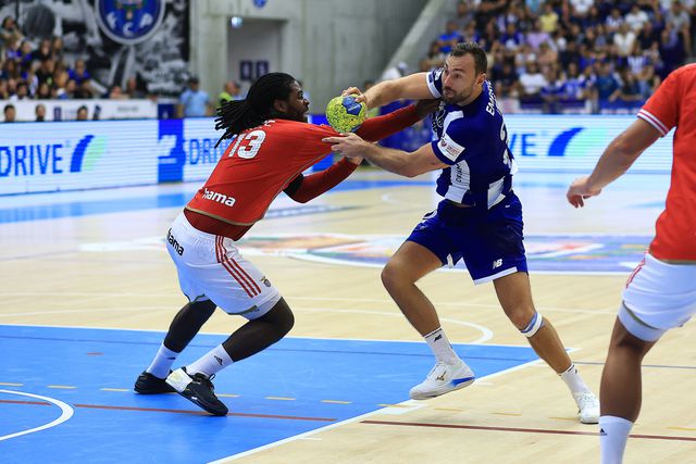 Andebol: FC Porto vence clássico no Dragão e atira o Benfica para quarto
