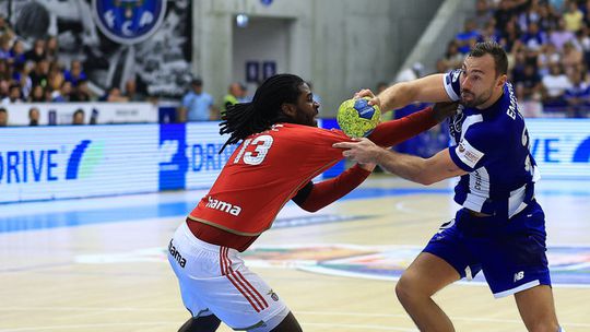 Andebol: FC Porto vence clássico no Dragão e atira o Benfica para quarto