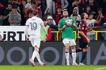 O momento em que Giroud salva o Milan com grande defesa (vídeo)