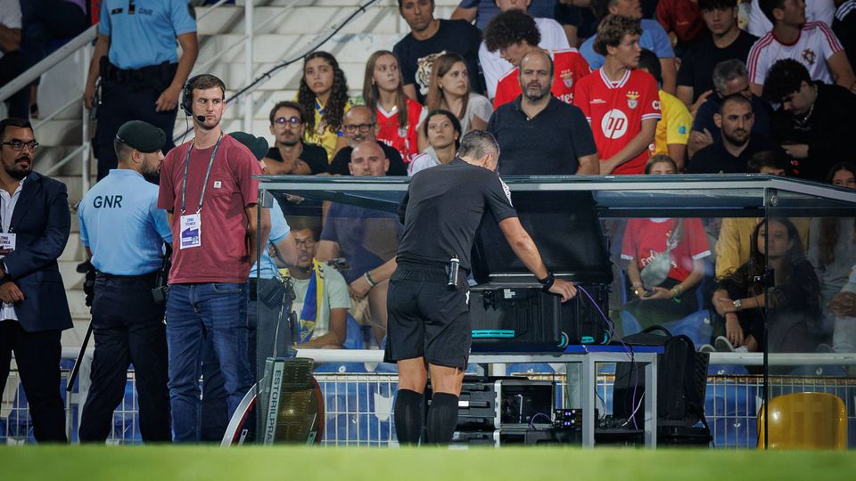 Duarte Gomes analisa arbitragem do Estoril-Benfica: VAR ajudou