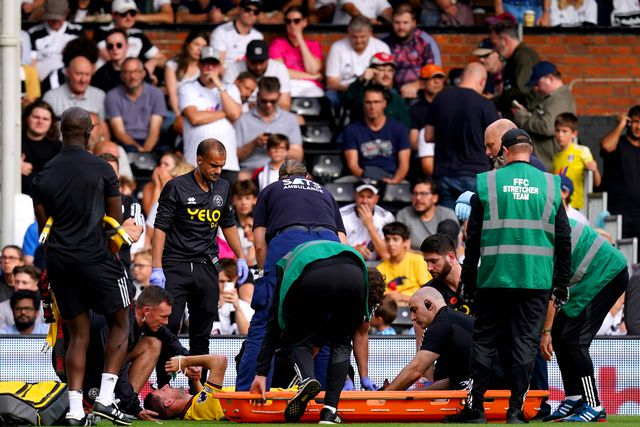 Imagens muito sensíveis: lesão gravíssima de Basham no Fulham-Sheffield Utd